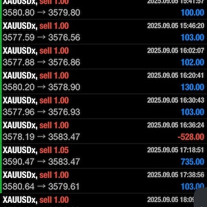 Puede incluir: Una pantalla de teléfono móvil que muestra una interfaz de aplicación de trading financiero. La pantalla muestra datos en tiempo real, incluyendo el par de divisas XAUUSDX, órdenes de venta e información de ganancias. La interfaz es oscura con texto verde y rojo.