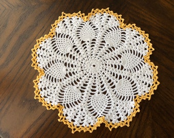 Dentelle au crochet avec bordure jaune (blanc, jaune, fait à la main, crochet)