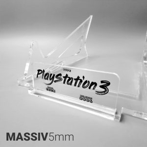 Op de afbeelding: Een transparante acrylstandaard voor een Playstation 3 console. De standaard is 5 mm dik en heeft de tekst "Playstation 3" erop gedrukt. De tekst bevat ook "Type", "Model CECH" en "Release 2006".
