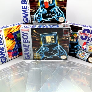 Op de afbeelding: Drie ongeopende Game Boy-videospeldozen met een stapel doorzichtige plastic hoesjes. De dozen zijn zwart met blauwe en zilveren accenten. De dozen bevatten het Game Boy-logo en de tekst "Game Boy" en "Compact Video Game System". De dozen zijn gestapeld met de bovenste doos die het Game Boy-logo en de tekst "Game Boy" laat zien.