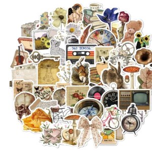 Op de afbeelding: Een verzameling vintage-stickers met verschillende afbeeldingen, waaronder een konijn, een kompas, een fiets, een paddenstoel, een cassettebandje, een klok, een sleutel, een vlinder, een schedel, een bloem, een boek, een theekopje, een teddybeer en een platenspeler. De stickers zijn gedrukt op wit papier met een verweerde, vintage look.