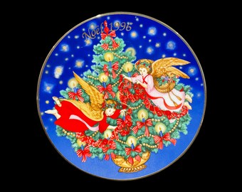 Prato vintage de colecionador de Natal da AVON: "Enfeitando a Árvore" Ouro 22K, 1996