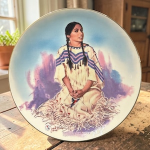 Può includere: Un set di tre tazze in ceramica con finitura opaca e macchiettata. Le tazze sono nei toni del crema, grigio chiaro e grigio scuro. Ogni tazza ha un design semplice e minimalista, perfetto per caffè o tè.