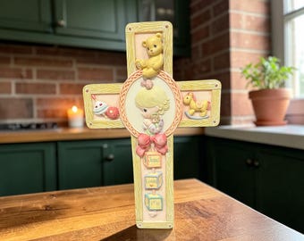 Cruz vintage de Precious Moments "Jesús me ama" - Decoración de pared de porcelana de los años 90