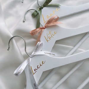 Gepersonaliseerde hanger - trouwjurkhanger met lint goud zilver bruidsmeisjehanger bruidsmeisje bruidsfeest bruid houten hanger kleding