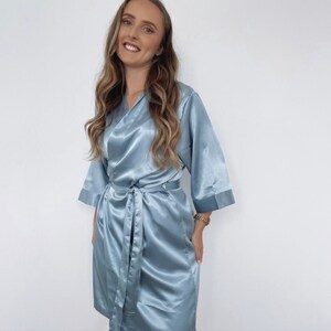 Personalisierte Dusty Blue Brautjungfer Roben bestickter Satin Brautjungfer Morgenmantel Schlafanzug Brautjungfer Geschenk Trauzeugin Braut weddin Bild 3