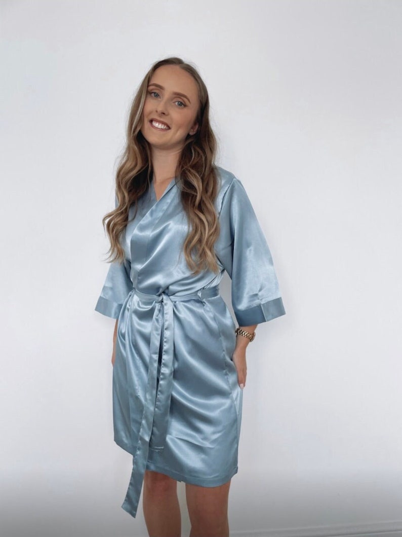 Personalisierte Dusty Blue Brautjungfer Roben bestickter Satin Brautjungfer Morgenmantel Schlafanzug Brautjungfer Geschenk Trauzeugin Braut weddin Bild 3