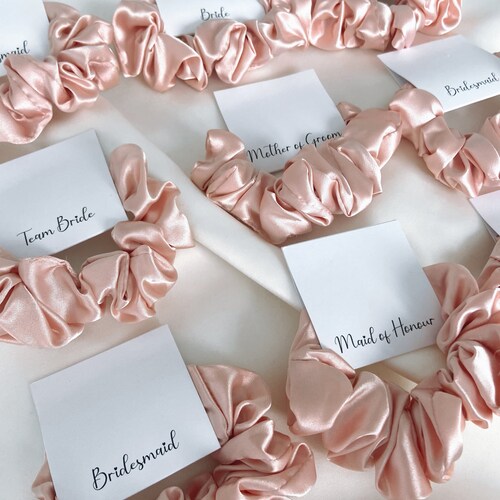 Chouchou en satin rose pastel, cadeau de demoiselle d'honneur en satin, cadeau de demoiselle d'honneur pour mariage, faveur de demoiselle d'honneur chouchous bébé poussiéreux