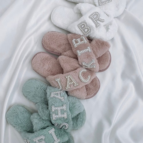 Pantoufles personnalisées - Diamonte Pearl initiales chaussons moelleux cadeau de demoiselle d'honneur mariée vert sauge vieux rose blanc pour son cadeau de Noël
