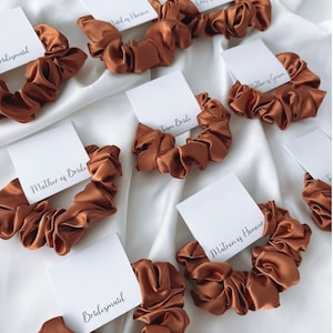 Rost Brautjungfer Satin Scrunchie Gebrannte Orange Haargummi Brautjungfer Geschenk Brautparty Brautjungfer für Trauzeugin personalisierte Scrunchies