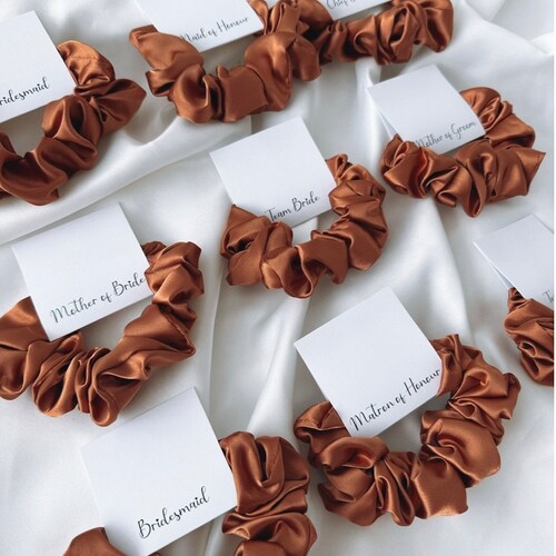 Chouchou en satin de demoiselle d'honneur rouille orange brûlé cheveux cravate de demoiselle d'honneur cadeau de demoiselle d'honneur fête nuptiale faveur demoiselle d'honneur chouchous personnalisés