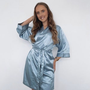 Personalisierte Dusty Blue Brautjungfer Roben bestickter Satin Brautjungfer Morgenmantel Schlafanzug Brautjungfer Geschenk Trauzeugin Braut weddin Bild 2