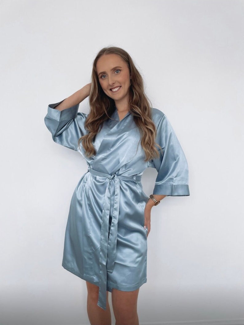 Personalisierte Dusty Blue Brautjungfer Roben bestickter Satin Brautjungfer Morgenmantel Schlafanzug Brautjungfer Geschenk Trauzeugin Braut weddin Bild 2