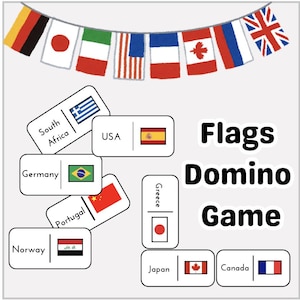 Può includere: Un gioco di domino con bandiere di paesi. Il gioco include tessere del domino con bandiere di vari paesi, come Stati Uniti, Germania e Giappone. Uno striscione di bandiere è appeso sopra le tessere del domino. Le parole "Flags Domino Game" sono scritte in nero.