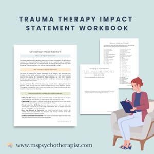 Puede incluir: Un libro de trabajo titulado "Trauma Therapy Impact Statement Workbook" con una mujer sentada en una silla y escribiendo en un cuaderno. El libro de trabajo incluye secciones sobre el desarrollo de una declaración de impacto, qué es una declaración de impacto, por qué completar una declaración de impacto y qué tener en cuenta al completar su declaración de impacto.