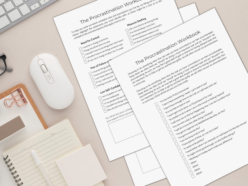 K&ouml;nnte beinhalten: Ein schwarz-wei&szlig;es, druckbares Arbeitsblatt mit dem Titel "The Procrastination Workbook" mit einer Checkliste von Gr&uuml;nden, warum Menschen Dinge aufschieben. Die Checkliste umfasst Kategorien wie "Bed&uuml;rfnis nach Kontrolle", "Angst vor Misserfolg", "Geringe Selbstwirksamkeit" und "Lustgewinnung".