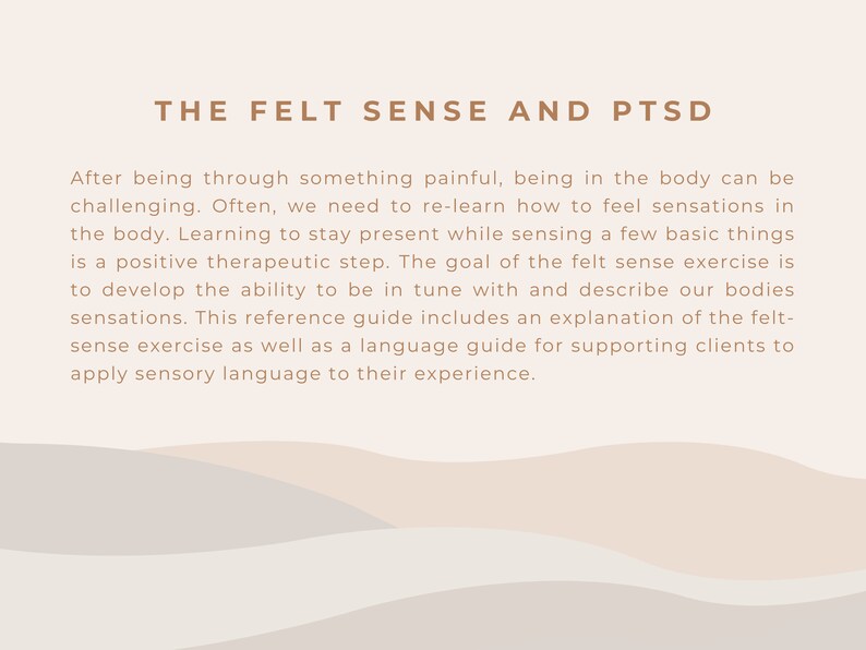 K&ouml;nnte beinhalten: Text auf einem beigefarbenen Hintergrund mit einem wellenf&ouml;rmigen Muster. Der Text lautet "THE FELT SENSE AND PTSD". Der Text darunter erkl&auml;rt die &Uuml;bung des Gef&uuml;hlssinns und wie sie Menschen helfen kann, die ein Trauma erlebt haben.