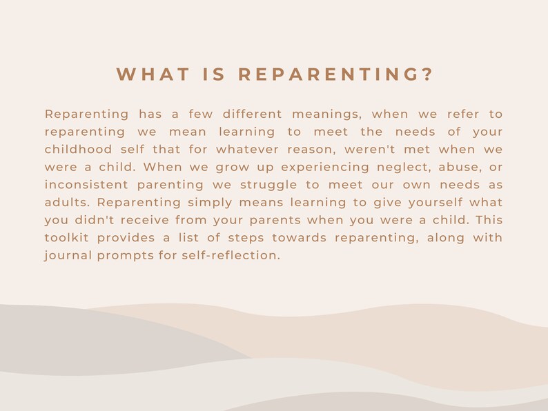 Pu&ograve; includere: Testo su uno sfondo beige con un motivo ondulato. Il testo recita "WHAT IS REPARENTING?" e spiega il concetto di ri-genitorializzazione, che consiste nell'imparare a soddisfare i bisogni del proprio s&eacute; infantile che non sono stati soddisfatti quando si era bambini.