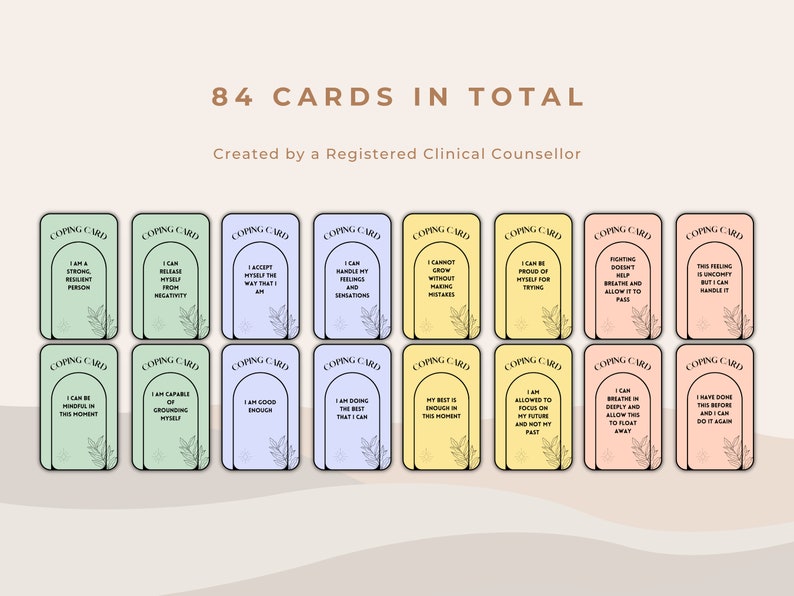 Puede incluir: Un juego de 84 cartas de afrontamiento con afirmaciones positivas. Las cartas est&aacute;n divididas en cuatro colores: verde, azul, amarillo y rosa. Cada carta presenta una ilustraci&oacute;n en blanco y negro de una planta y un arco. El texto de las cartas est&aacute; en negro.