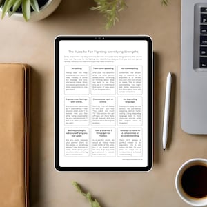 Pu&ograve; includere: Un tablet digitale mostra "Le regole per combattere lealmente" con testo su una superficie beige. Uno stilo bianco e una tazza di caff&egrave; sono accanto al tablet. Sono visibili anche un laptop e un taccuino in pelle marrone.