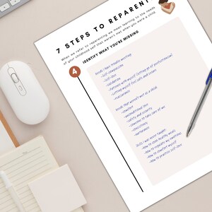 Pu&ograve; includere: Un foglio di lavoro stampabile con il titolo "7 passi per rigenitorizzare" e un elenco di passaggi per aiutare a identificare e affrontare i bisogni dell'infanzia insoddisfatti. Il foglio di lavoro include una sezione intitolata "Identifica cosa ti manca" con un elenco di bisogni e abilit&agrave; che potrebbero essere mancati nell'infanzia.