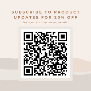 K&ouml;nnte beinhalten: Ein quadratischer QR-Code in einem wei&szlig;en Rahmen vor einem beigefarbenen Hintergrund. Der Text oben lautet "SUBSCRIBE TO PRODUCT UPDATES FOR 20% OFF". Darunter steht "No spam, just 1 update per month!"
