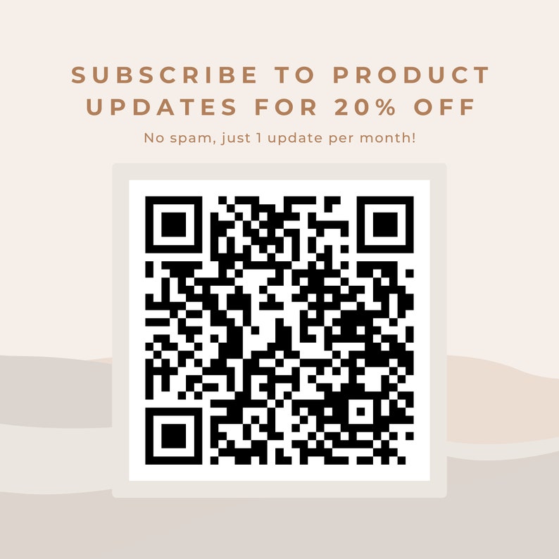 K&ouml;nnte beinhalten: Ein quadratischer QR-Code in einem wei&szlig;en Rahmen vor einem beigefarbenen Hintergrund. Der Text oben lautet "SUBSCRIBE TO PRODUCT UPDATES FOR 20% OFF". Darunter steht "No spam, just 1 update per month!"