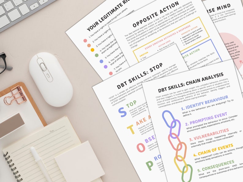 Peut inclure: Vue de dessus d'un bureau avec des feuilles de travail imprim&eacute;es, une souris blanche, un clavier et un bloc-notes. Les feuilles de travail comportent des titres tels que "Vos droits l&eacute;gitimes" et "Comp&eacute;tences DBT : Analyse en cha&icirc;ne". La palette de couleurs est neutre avec des touches de couleur.