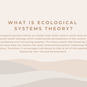 Puede incluir: Gr&aacute;fico de texto sobre un fondo beige con un dise&ntilde;o ondulado abstracto. El texto dice "What is Ecological Systems Theory?" y explica que la teor&iacute;a es un modelo utilizado en el trabajo social y la salud mental para comprender el desarrollo en el contexto de sistemas superpuestos e interconectados.
