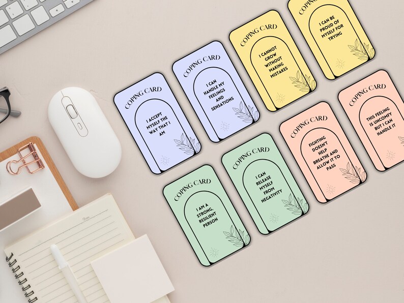 Puede incluir: Un juego de diez cartas de afrontamiento con afirmaciones positivas impresas en ellas. Cada carta presenta un color diferente y una ilustraci&oacute;n simple de un arco con hojas. El texto en las cartas incluye frases como "Puedo manejar mis sentimientos y sensaciones" y "Soy una persona fuerte y resiliente".