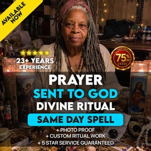 Könnte beinhalten: Eine Person mit langen grauen Dreadlocks und einem Kopftuch sitzt hinter einem Tisch, der mit verschiedenen Gegenständen bedeckt ist, darunter zwei hohe Glas-Gebetskerzen mit religiösen Motiven, ein kleines Holzkreuz sowie verstreute Ritualutensilien.