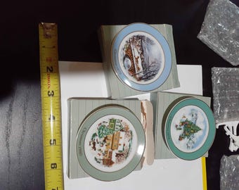 Platos navideños miniatura vintage de Avon (3 unidades) para decoración de temporada.