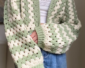 Cardigan hexagonal au crochet vert et blanc cassé