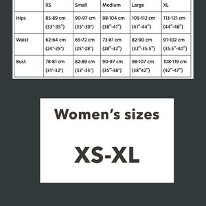 Pu&ograve; includere: Un grafico che mostra le taglie di abbigliamento per donne in XS, Small, Medium, Large e XL. Il grafico elenca le misure di fianchi, vita e busto in pollici e centimetri per ogni taglia.