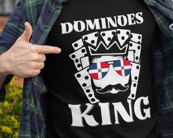 Dominoes King Camiseta dominicana, camiseta dominicana apenada, camisetas divertidas de refranes dominicanos, camisetas de República Dominicana