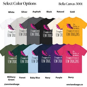 Pu&ograve; includere: Una t-shirt Bella Canvas 3001 con una grafica di drago rosa e viola e il testo "For Better or For Worse, I happen to have a Few Dragons". La t-shirt &egrave; disponibile in 10 colori: bianco, argento, asfalto, nero, naturale, oro, verde militare, bosco, azzurro, blu navy, viola e lampone.