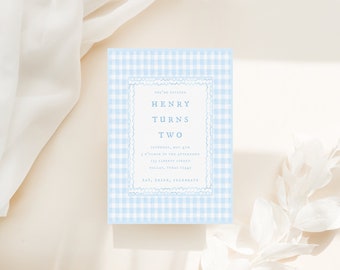 Modello stampabile per invito di compleanno per bambini a quadretti blu. Scarica il modello stampabile per invito di compleanno per bambini in plaid blu