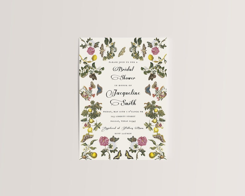 Pu&ograve; includere: Un invito a un bridal shower a tema floreale con farfalle, limoni e fiori. L'invito recita "Si prega di unirsi a noi per un bridal shower in onore di Jacqueline Smith. Venerd&igrave; 5 maggio, ore 19:00. 123 Liberty Street, Dallas, Texas 75201.  Regarded at Pottery Barn. RSVP Lauren"
