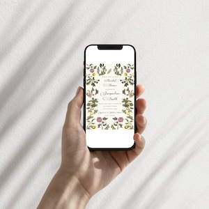 Pu&ograve; includere: Un invito digitale per un bridal shower per Jacqueline Smith. L'invito presenta un design floreale con farfalle, limoni e altri elementi botanici in tonalit&agrave; di verde, giallo, rosa e bianco.
