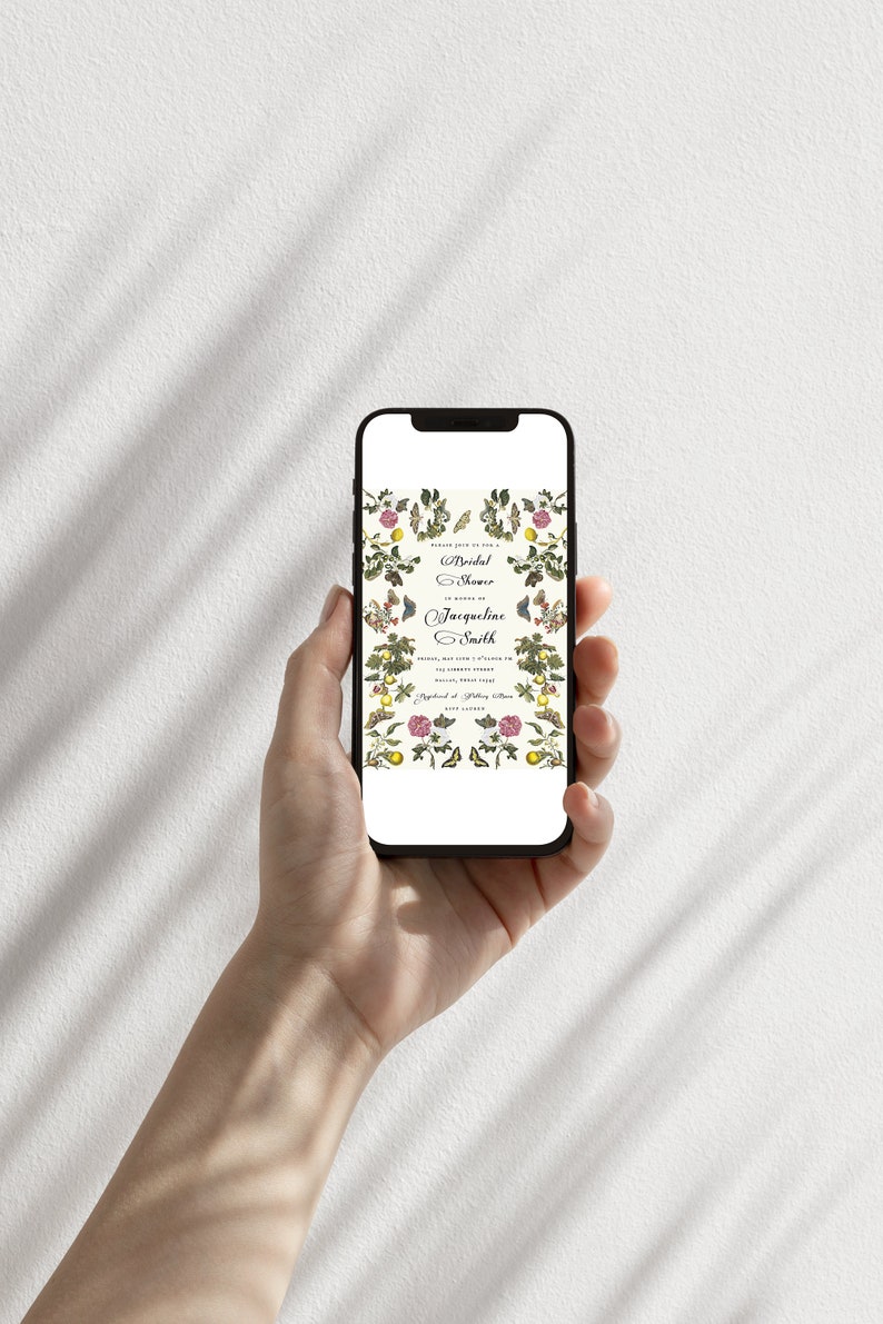 Pu&ograve; includere: Un invito digitale per un bridal shower per Jacqueline Smith. L'invito presenta un design floreale con farfalle, limoni e altri elementi botanici in tonalit&agrave; di verde, giallo, rosa e bianco.