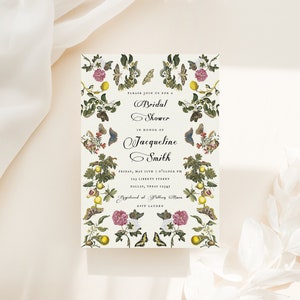 Pu&ograve; includere: Un invito a un bridal shower a tema floreale con farfalle, fiori e limoni. L'invito recita "Si prega di unirsi a noi per un Bridal Shower in onore di Jacqueline Smith. Venerd&igrave; 11 maggio, ore 19:00. 583 Liberty Street, Dallas, Texas 75215. Registrato presso Pottery Barn. RSVP Lauren."