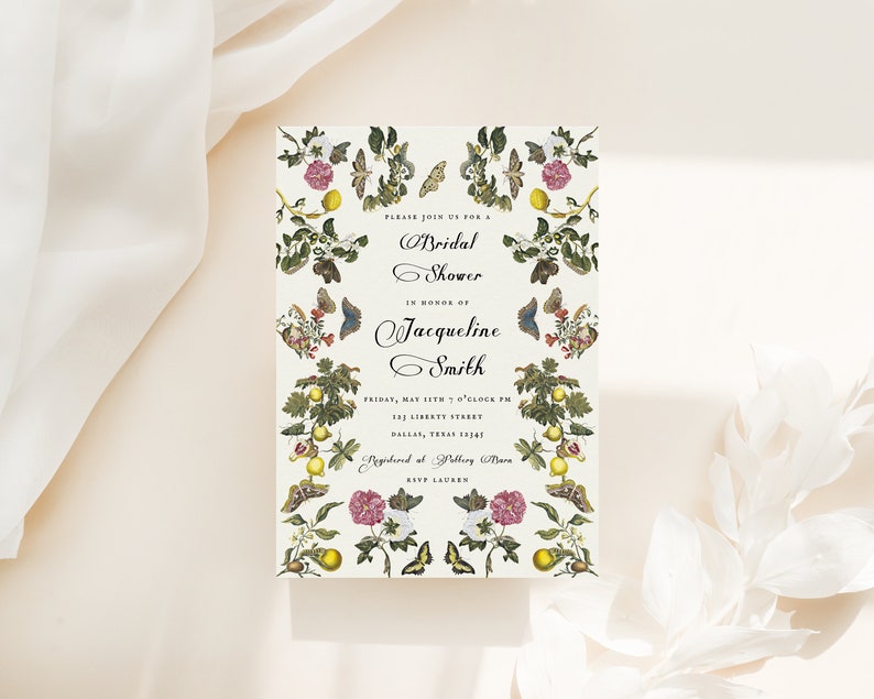 Pu&ograve; includere: Un invito a un bridal shower a tema floreale con farfalle, fiori e limoni. L'invito recita "Si prega di unirsi a noi per un Bridal Shower in onore di Jacqueline Smith. Venerd&igrave; 11 maggio, ore 19:00. 583 Liberty Street, Dallas, Texas 75215. Registrato presso Pottery Barn. RSVP Lauren."