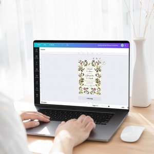 Pu&ograve; includere: Uno schermo del computer che mostra un design per un invito a una doccia nuziale in giardino. L'invito presenta un design floreale con il testo "Garden Bridal Shower" e "For the Bride-to-be" in un carattere corsivo. L'invito &egrave; su uno sfondo bianco.
