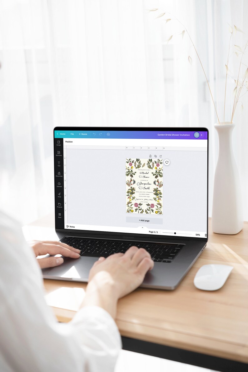 Pu&ograve; includere: Uno schermo del computer che mostra un design per un invito a una doccia nuziale in giardino. L'invito presenta un design floreale con il testo "Garden Bridal Shower" e "For the Bride-to-be" in un carattere corsivo. L'invito &egrave; su uno sfondo bianco.