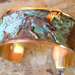 Brazalete clásico ecuestre de latón con pátina de cardenillo con caballo corriendo de Elaine Coyne