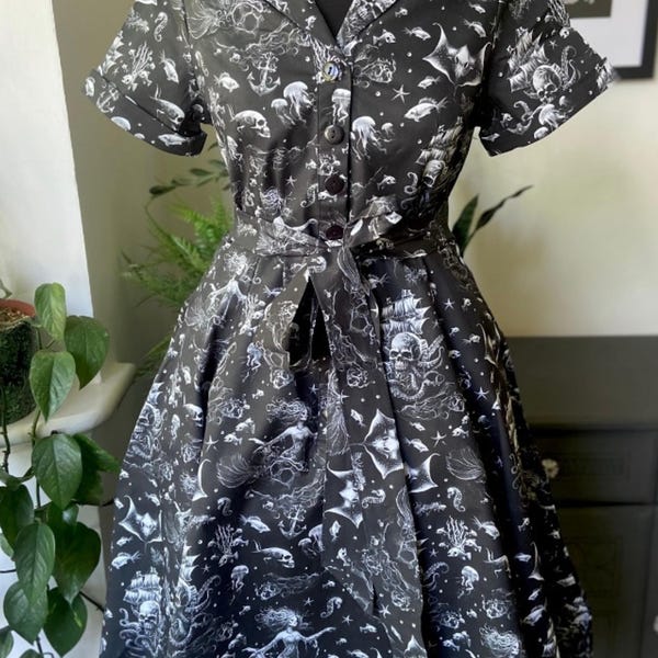 Abito camicia con stampa sottomarina gotica: cotone elasticizzato retrò. Jambats.