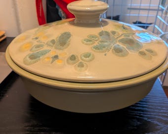 Vintage franciskansk lergods med Pebble Beach-mönster, täckt gryta/skål
