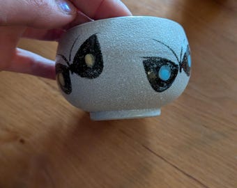 Juego de 2 tazas de té/sake Feco asiáticas texturizadas de mediados de siglo con motivo de mariposa.