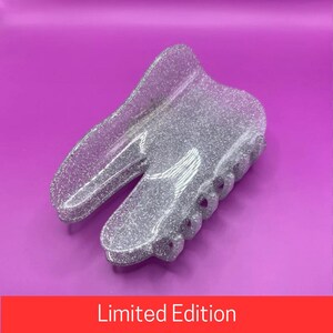 Pinza para el cabello grande con forma de garra dentada plateada brillante