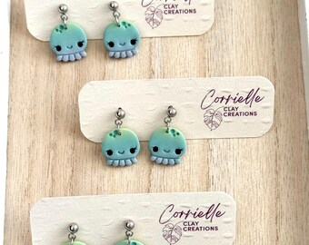 Pendientes colgantes de arcilla polimérica con medusas de color verde azulado pastel de verano